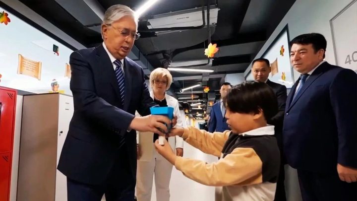 Третьеклассник подарил Президенту РК органайзер