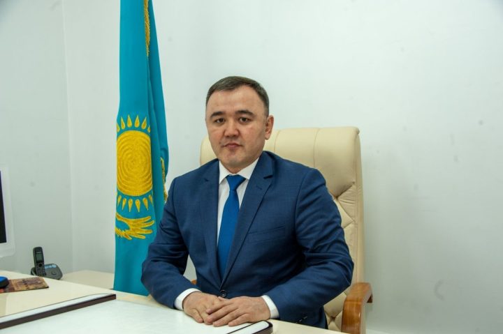 Многодетный аким собрал детей в школу на 500 тысяч тенге